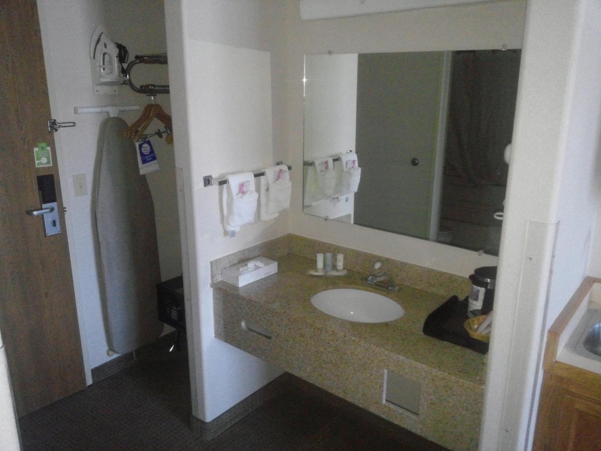 Quality Inn Delta Gateway To Rocky Mountains Phòng bức ảnh